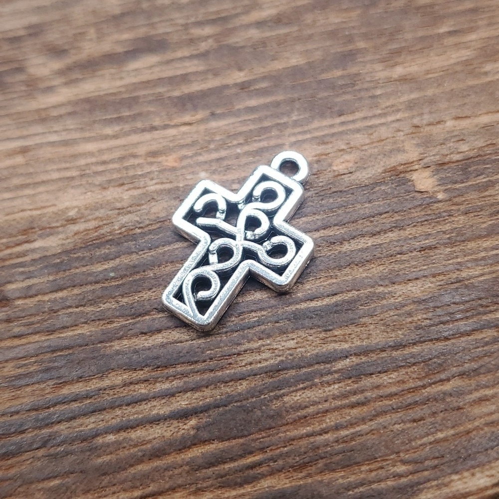 P115 cross charmβ openwork